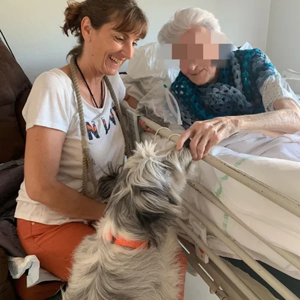 Résidente en unité de soins de longue durée (USLD) avec Jaya, chien médiateur